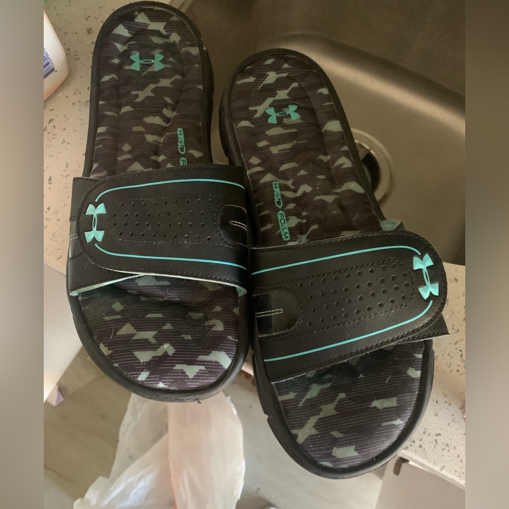 Under armor slides size women’s 9/10 barely worn